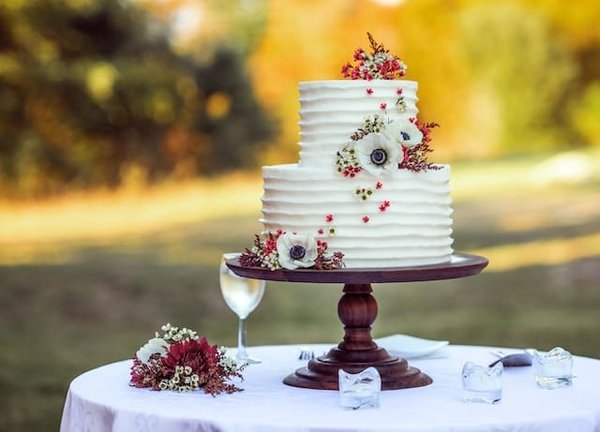 How to Bake a Multi-Layered Wedding Cake with Simple Decorating Tools?